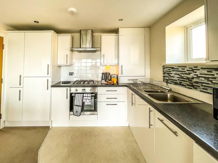 Soho Beach Apartment With Fabulous Sea View And 2 Minutes To The Beach With Free Parking And Netflix Bournemouth Eksteriør billede