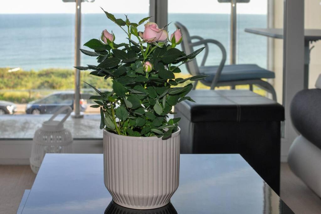 Soho Beach Apartment With Fabulous Sea View And 2 Minutes To The Beach With Free Parking And Netflix Bournemouth Eksteriør billede